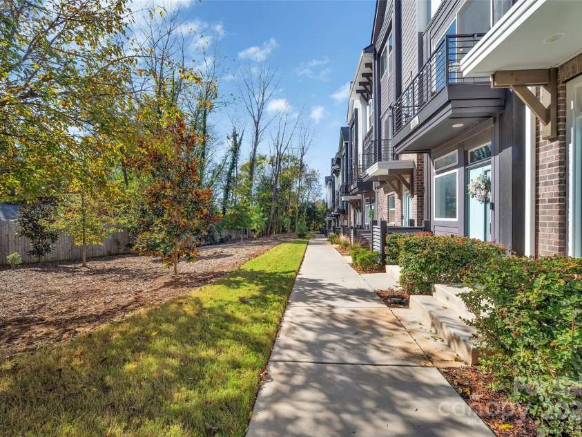 582 West End Drive, Charlotte, NC 28208.  MLS# CAR4202870, YatesRealty ID 4700. Front Entry