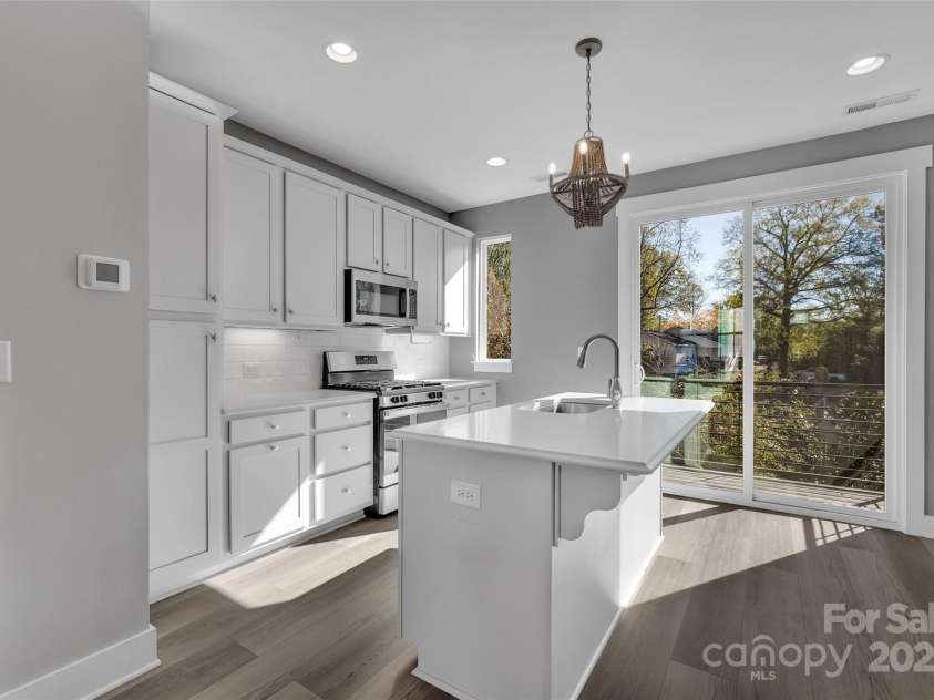 582 West End Drive, Charlotte, NC 28208.  MLS# CAR4202870, YatesRealty ID 4700. Kitchen