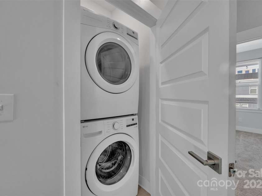 582 West End Drive, Charlotte, NC 28208.  MLS# CAR4202870, YatesRealty ID 4700. Laundry