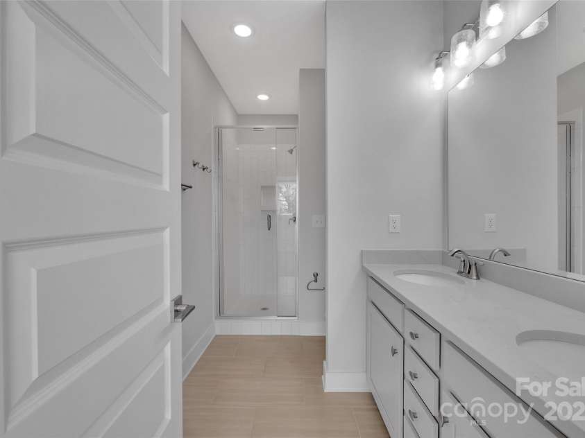 582 West End Drive, Charlotte, NC 28208.  MLS# CAR4202870, YatesRealty ID 4700. Primary Bathroom