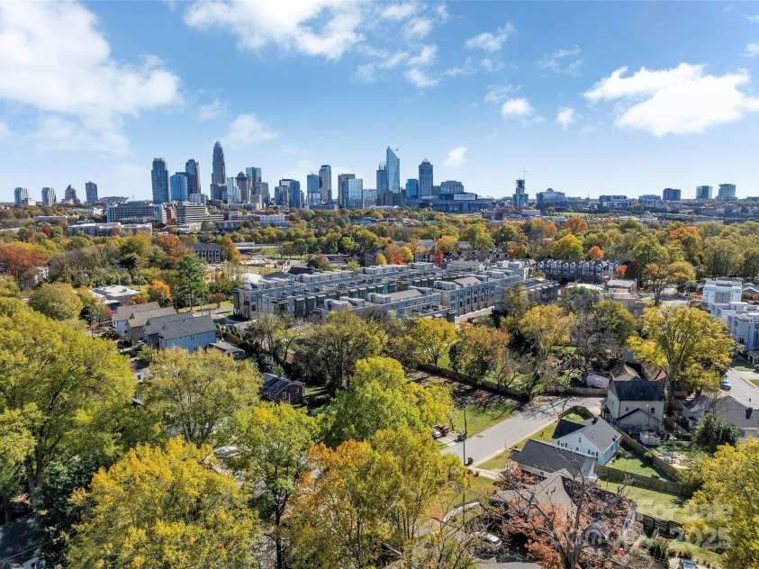 582 West End Drive, Charlotte, NC 28208.  MLS# CAR4202870, YatesRealty ID 4700. Uptown
