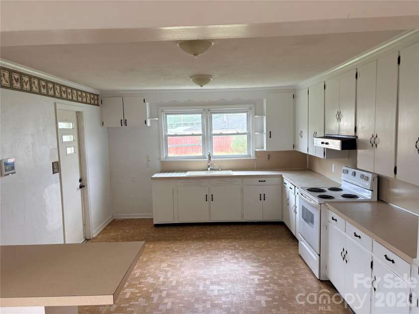 504 Brendale Drive, Chester, SC 29706.  MLS# CAR4418430, YatesRealty ID 47004. Kitchen