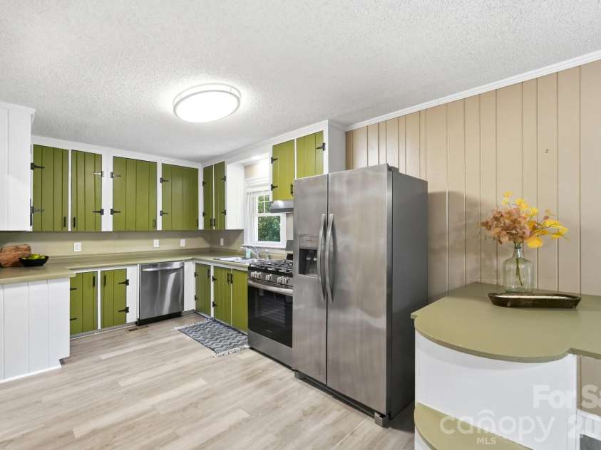 317 4th Avenue, Gastonia, NC 28054.  MLS# CAR4415299, YatesRealty ID 47005. Avocado Green is having it's moment!