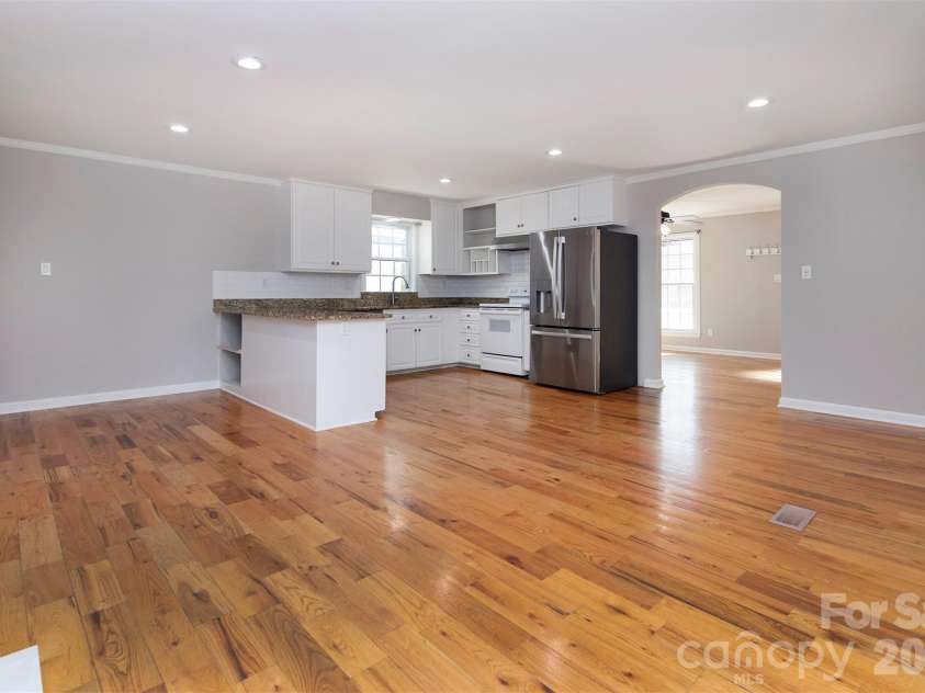 6515 Farmway Place, Charlotte, NC 28215.  MLS# CAR4345993, YatesRealty ID 4701. 