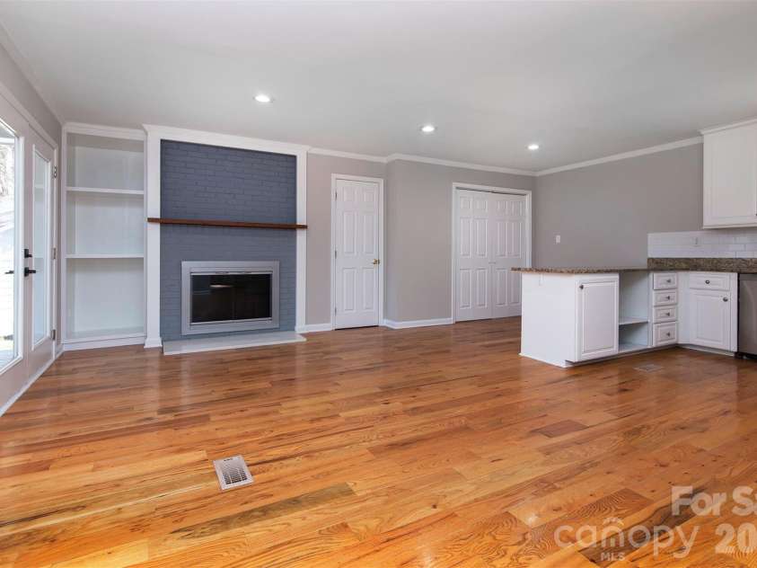 6515 Farmway Place, Charlotte, NC 28215.  MLS# CAR4345993, YatesRealty ID 4701. 