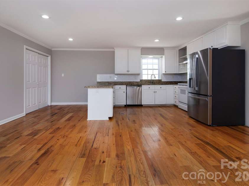 6515 Farmway Place, Charlotte, NC 28215.  MLS# CAR4345993, YatesRealty ID 4701. 