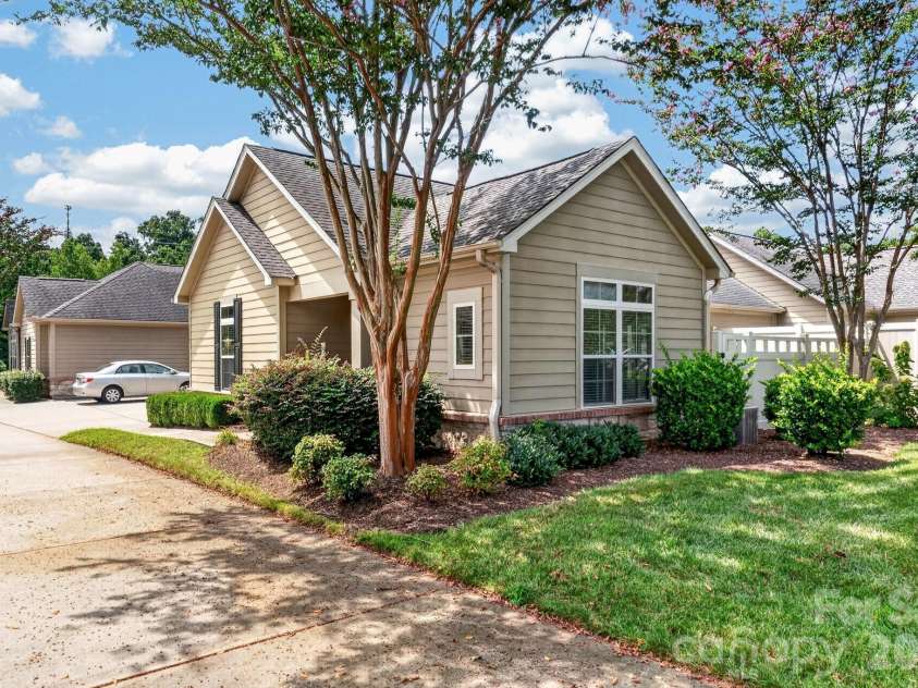 4745 Polo Gate Boulevard, Charlotte, NC 28216.  MLS# CAR4418374, YatesRealty ID 47010. 