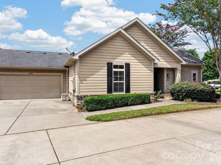 4745 Polo Gate Boulevard, Charlotte, NC 28216.  MLS# CAR4418374, YatesRealty ID 47010. 