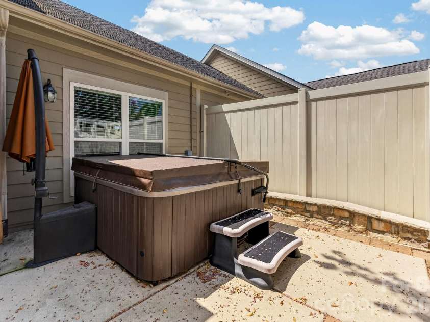 4745 Polo Gate Boulevard, Charlotte, NC 28216.  MLS# CAR4418374, YatesRealty ID 47010. 
