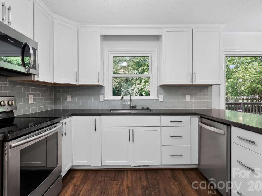 1424 Laughridge Drive, Cary, NC 27511.  MLS# CAR4418664, YatesRealty ID 47011. 