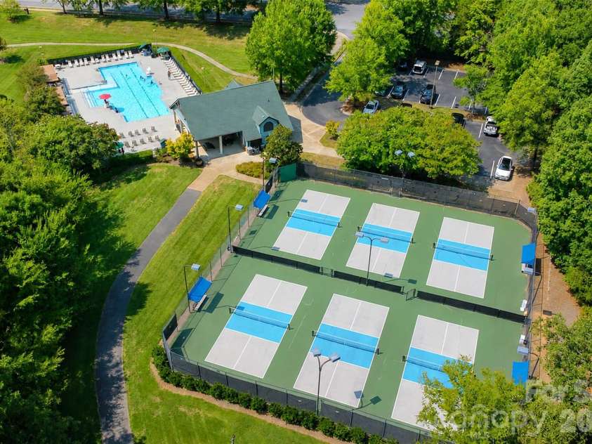3837 Beauvista Drive, Charlotte, NC 28269.  MLS# CAR4418760, YatesRealty ID 47012. 