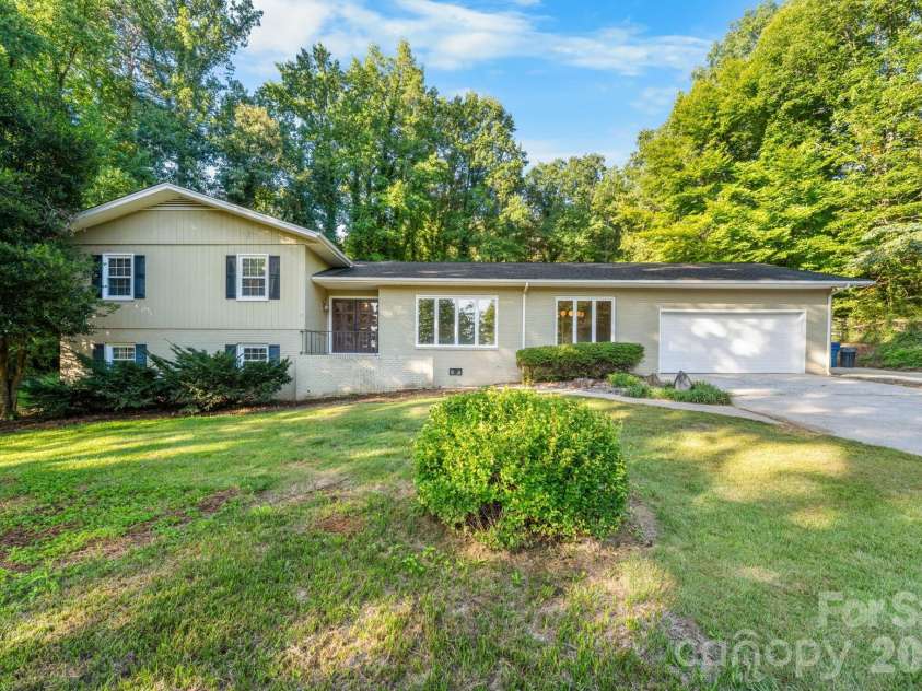 2015 12th Street, Hickory, NC 28601.  MLS# CAR4418575, YatesRealty ID 47014. 