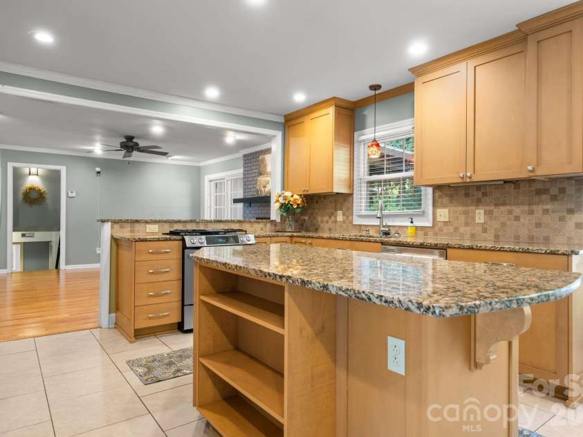 2015 12th Street, Hickory, NC 28601.  MLS# CAR4418575, YatesRealty ID 47014. 