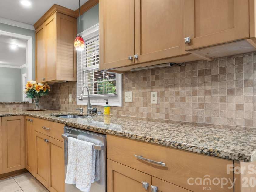 2015 12th Street, Hickory, NC 28601.  MLS# CAR4418575, YatesRealty ID 47014. 