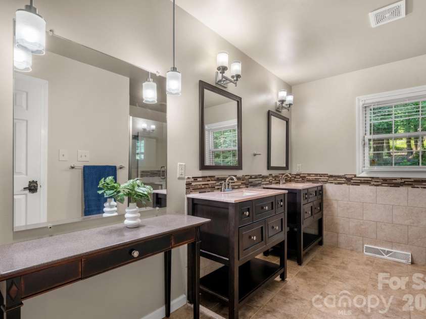 2015 12th Street, Hickory, NC 28601.  MLS# CAR4418575, YatesRealty ID 47014. 
