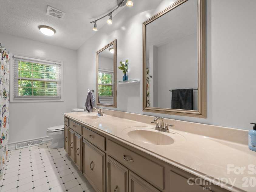 2015 12th Street, Hickory, NC 28601.  MLS# CAR4418575, YatesRealty ID 47014. 