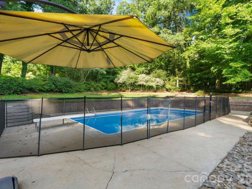 2015 12th Street, Hickory, NC 28601.  MLS# CAR4418575, YatesRealty ID 47014. 