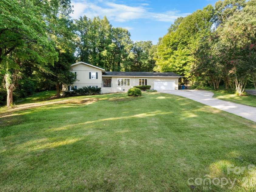 2015 12th Street, Hickory, NC 28601.  MLS# CAR4418575, YatesRealty ID 47014. 