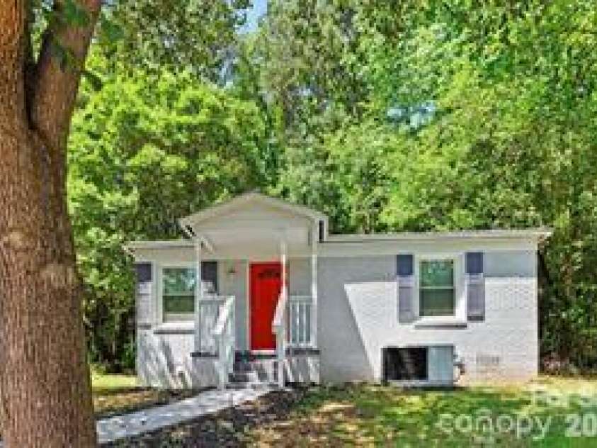 2516 Remington Street, Charlotte, NC 28216.  MLS# CAR4418791, YatesRealty ID 47023. 
