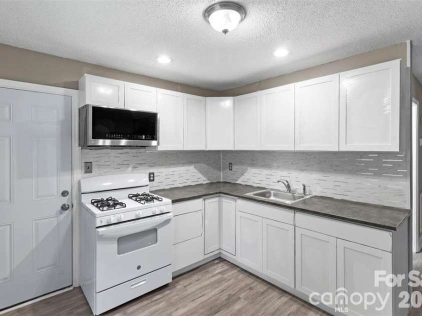 2516 Remington Street, Charlotte, NC 28216.  MLS# CAR4418791, YatesRealty ID 47023. 