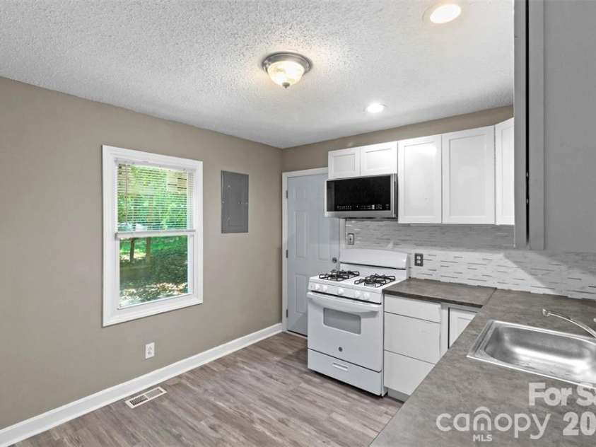 2516 Remington Street, Charlotte, NC 28216.  MLS# CAR4418791, YatesRealty ID 47023. 