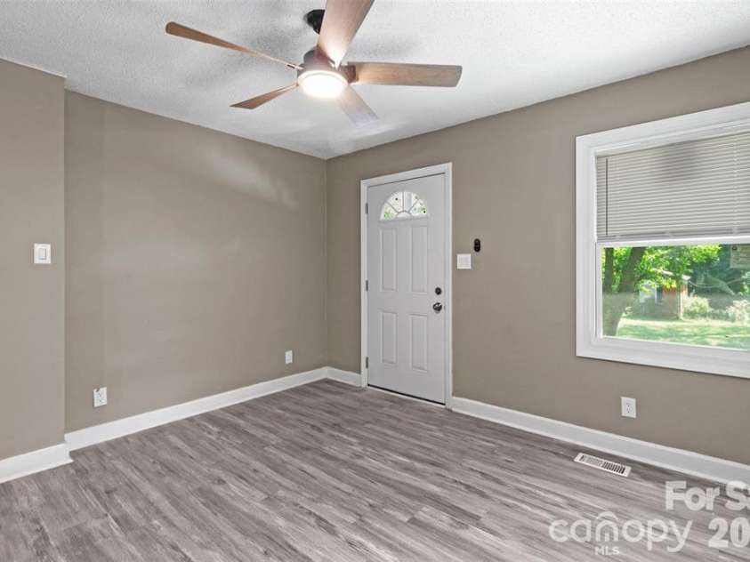 2516 Remington Street, Charlotte, NC 28216.  MLS# CAR4418791, YatesRealty ID 47023. 