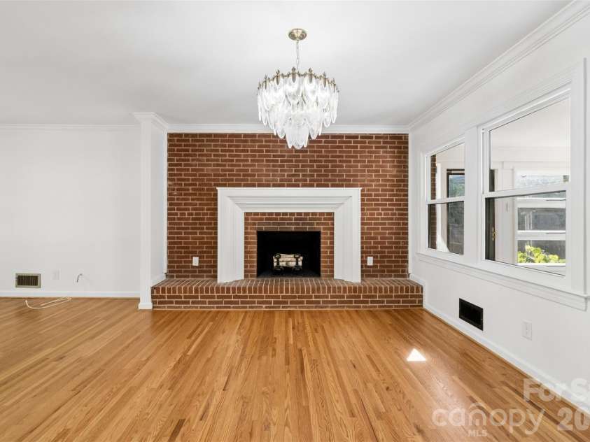 4200 Murrayhill Road, Charlotte, NC 28209.  MLS# CAR4417511, YatesRealty ID 47026. Dining area