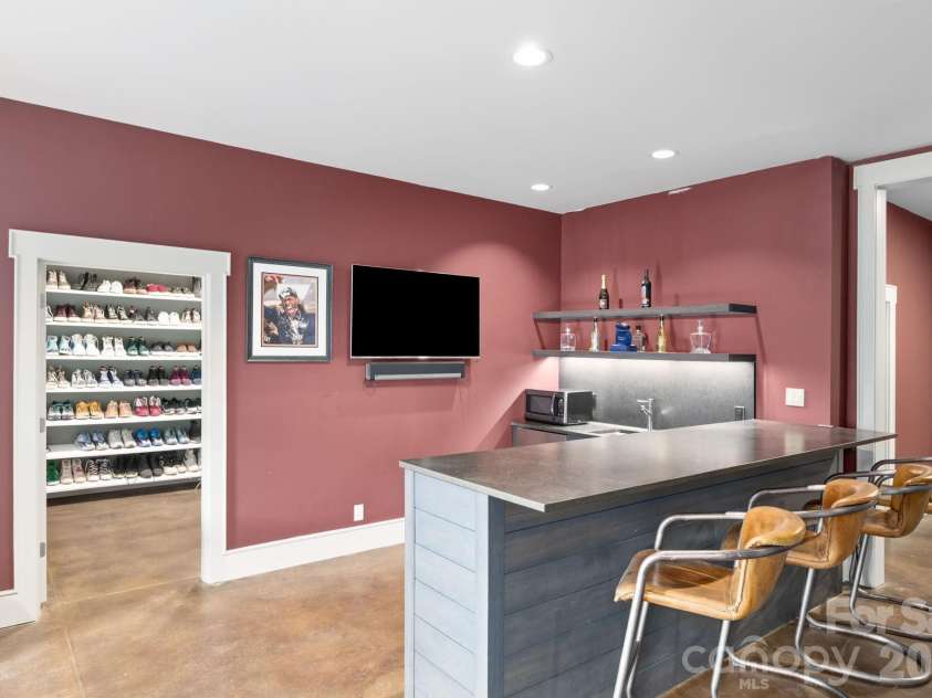 31 Bradford Vistas Drive, Fletcher, NC 28732.  MLS# CAR4303470, YatesRealty ID 4703. Appointed with a spacious kitchennette and bar