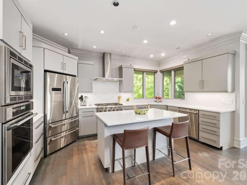 31 Bradford Vistas Drive, Fletcher, NC 28732.  MLS# CAR4303470, YatesRealty ID 4703. Chef's kitchen remodeled in 2019