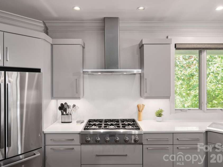31 Bradford Vistas Drive, Fletcher, NC 28732.  MLS# CAR4303470, YatesRealty ID 4703. Gas cooktop with vented hood