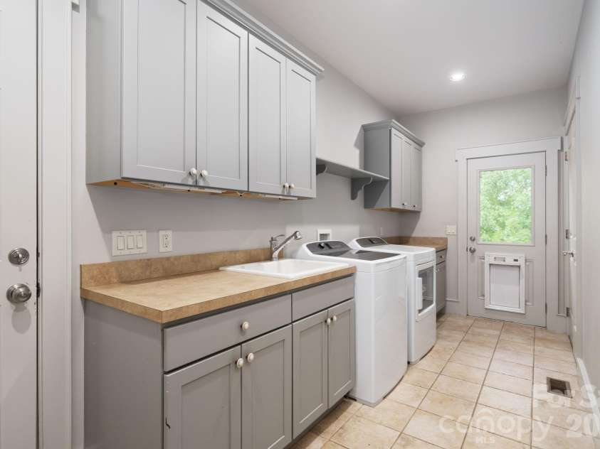 31 Bradford Vistas Drive, Fletcher, NC 28732.  MLS# CAR4303470, YatesRealty ID 4703. Main level mudroom and laundry room