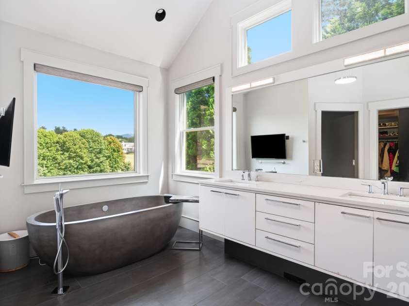 31 Bradford Vistas Drive, Fletcher, NC 28732.  MLS# CAR4303470, YatesRealty ID 4703. Main level spa-like primary bathroom suite