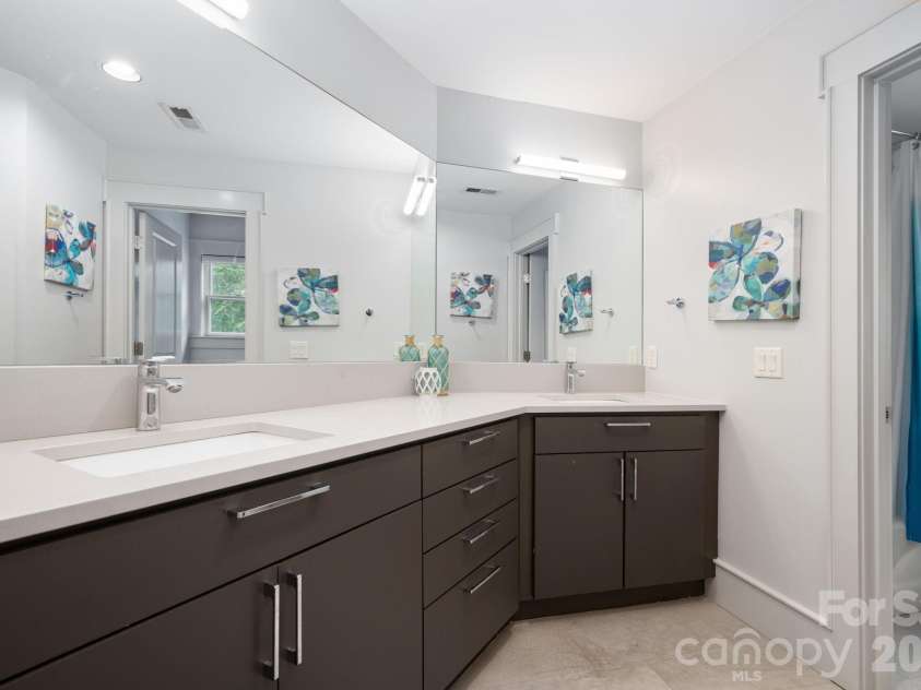 31 Bradford Vistas Drive, Fletcher, NC 28732.  MLS# CAR4303470, YatesRealty ID 4703. Upper level full bathroom with double sink vanity and tub/shower combo