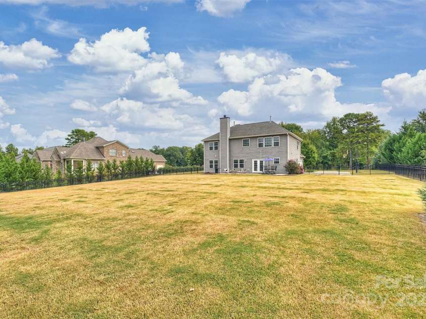 8011 Caliterra Drive, Charlotte, NC 28227.  MLS# CAR4241034, YatesRealty ID 4703. Huge Backyard
