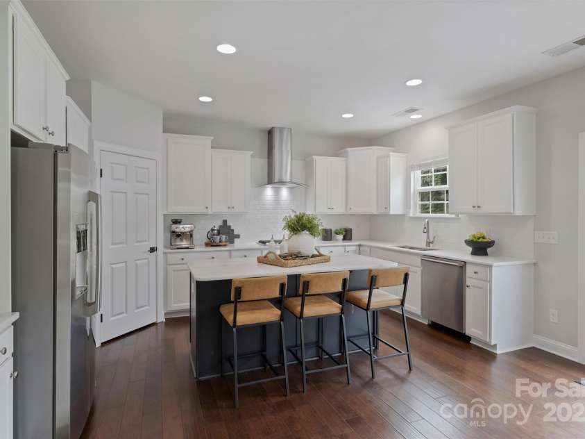 8011 Caliterra Drive, Charlotte, NC 28227.  MLS# CAR4241034, YatesRealty ID 4703. Kitchen Island