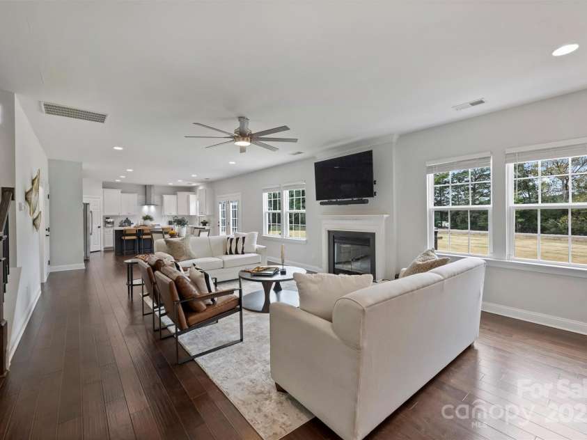 8011 Caliterra Drive, Charlotte, NC 28227.  MLS# CAR4241034, YatesRealty ID 4703. Living Space/Great room