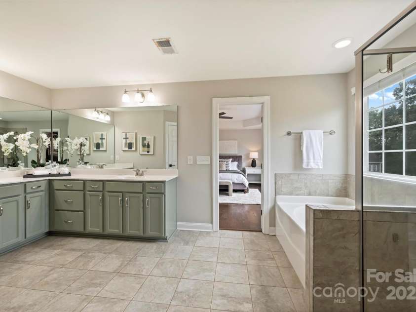 8011 Caliterra Drive, Charlotte, NC 28227.  MLS# CAR4241034, YatesRealty ID 4703. Master Bath