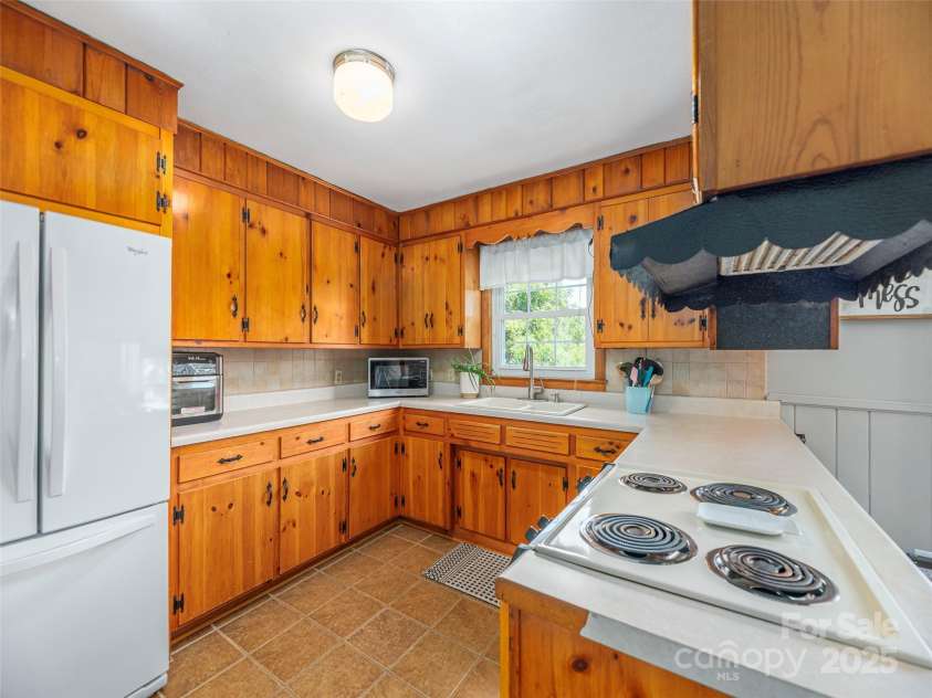 91 Star Ridge Road, Canton, NC 28716.  MLS# CAR4300385, YatesRealty ID 4703. 