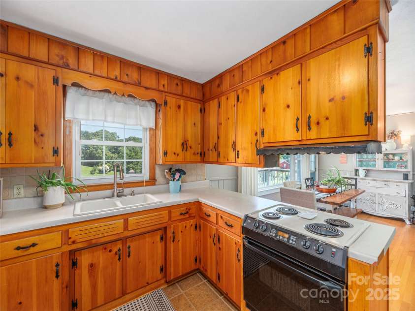 91 Star Ridge Road, Canton, NC 28716.  MLS# CAR4300385, YatesRealty ID 4703. 