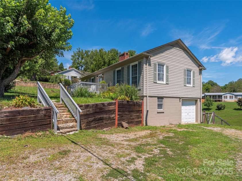 91 Star Ridge Road, Canton, NC 28716.  MLS# CAR4300385, YatesRealty ID 4703. 