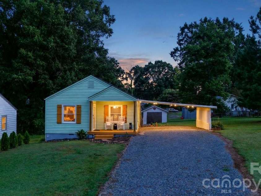 1476 Hickory Avenue, Albemarle, NC 28001.  MLS# CAR4416503, YatesRealty ID 47030. 