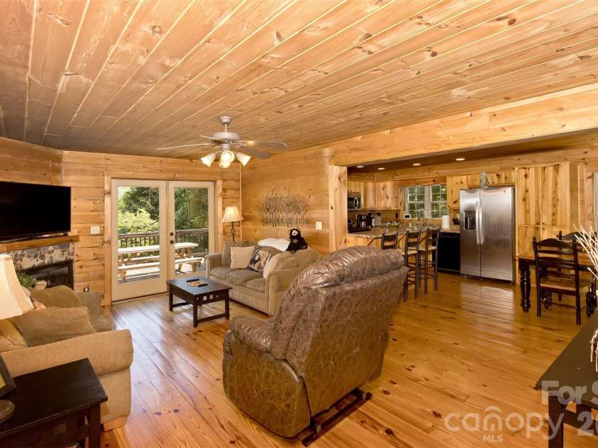 153 Tall Oaks Drive, Maggie Valley, NC 28751.  MLS# CAR4418740, YatesRealty ID 47031. Bright, meticulously maintained interior.