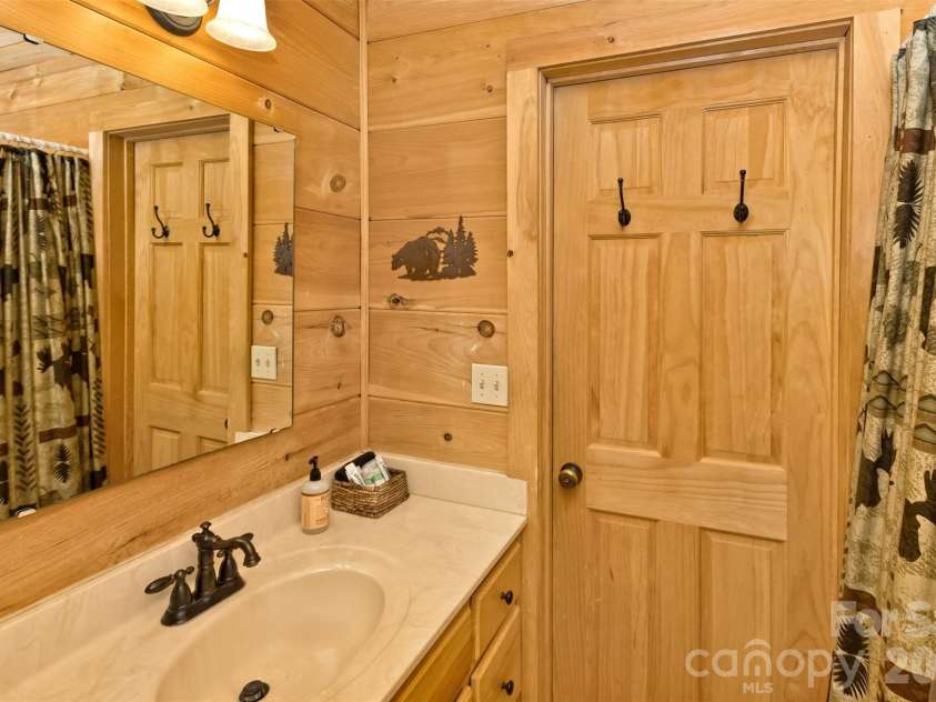 153 Tall Oaks Drive, Maggie Valley, NC 28751.  MLS# CAR4418740, YatesRealty ID 47031. Dual sinks and nicely appointed.