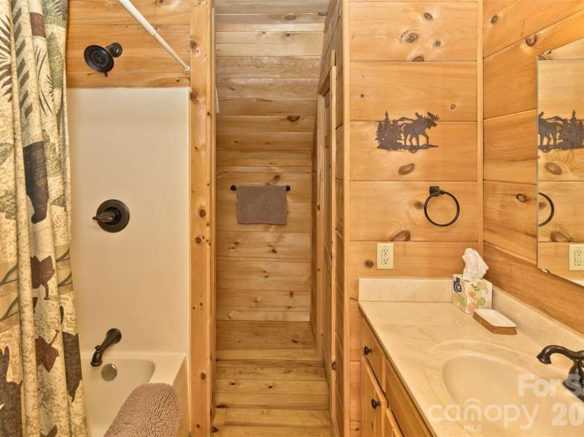 153 Tall Oaks Drive, Maggie Valley, NC 28751.  MLS# CAR4418740, YatesRealty ID 47031. Full bath on the upper level is shared between the bear and moose rooms.