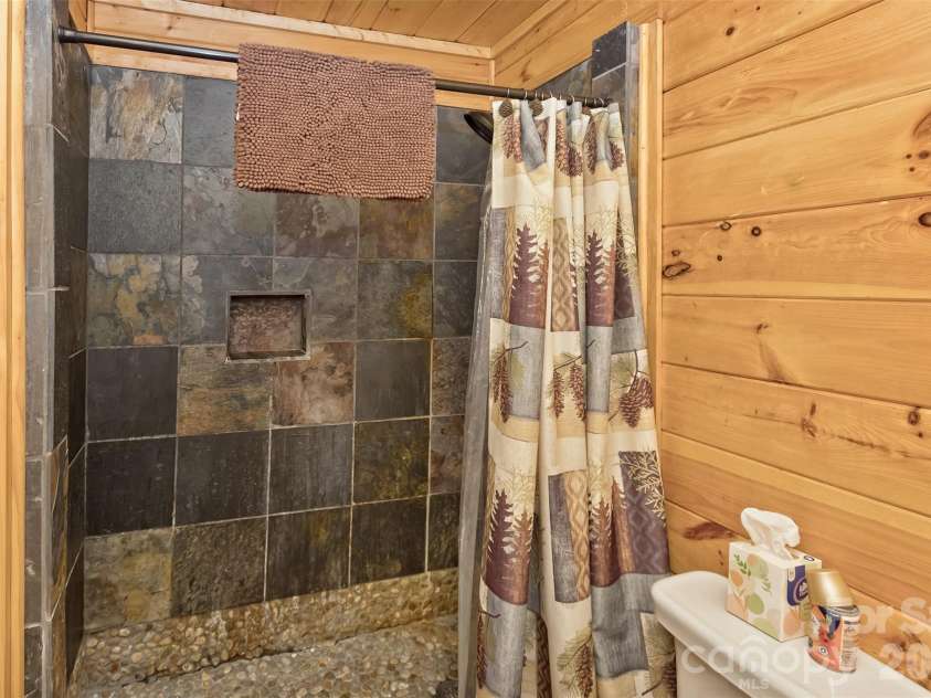 153 Tall Oaks Drive, Maggie Valley, NC 28751.  MLS# CAR4418740, YatesRealty ID 47031. Nicely updated full bath.