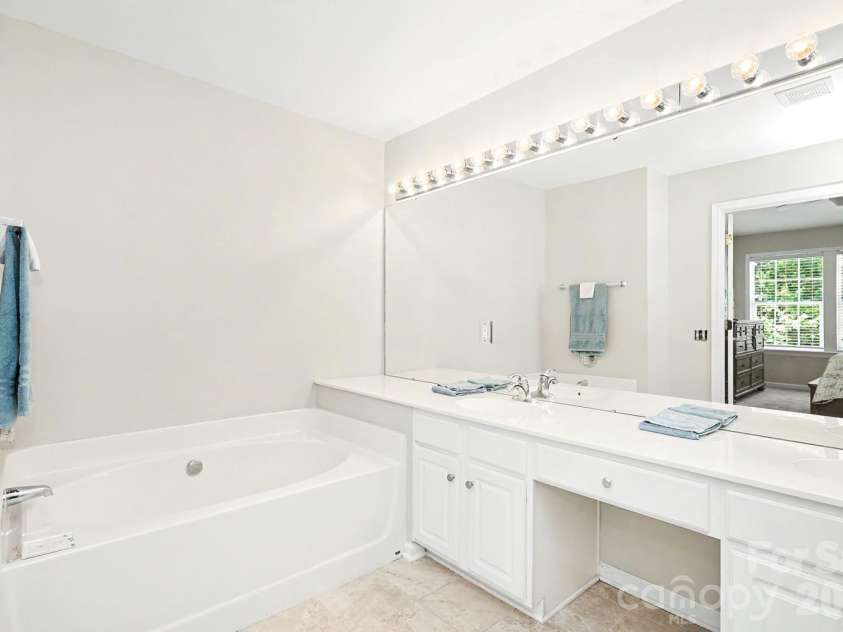 6614 Beverly Springs Drive, Charlotte, NC 28270.  MLS# CAR4418145, YatesRealty ID 47033. Soaking tub in primary bath.
