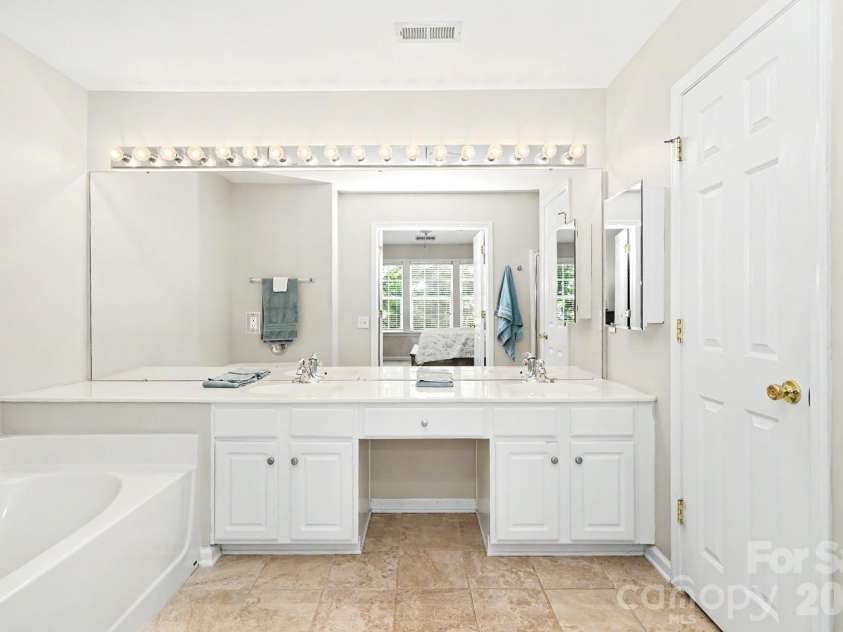 6614 Beverly Springs Drive, Charlotte, NC 28270.  MLS# CAR4418145, YatesRealty ID 47033. Spacious Primary bath with double vanity.