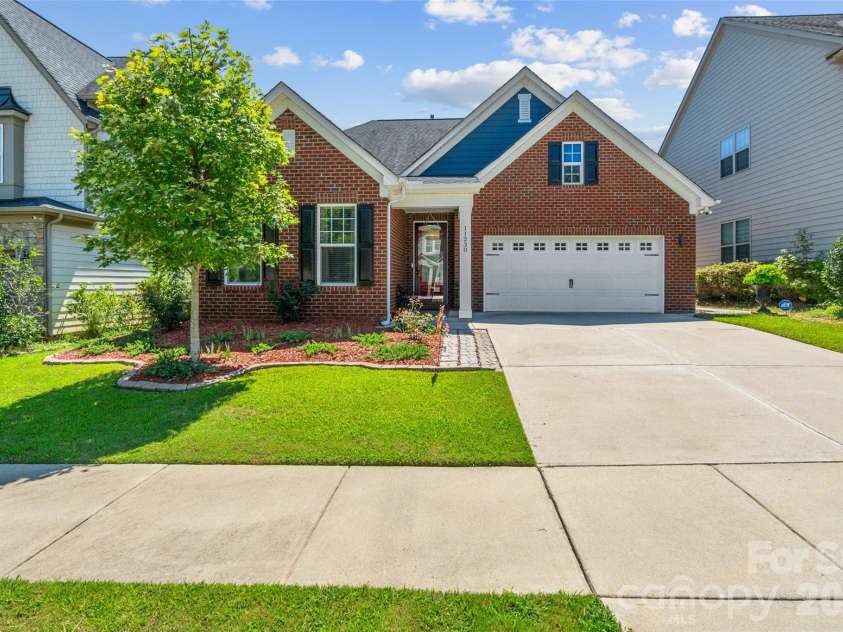 11230 Black Brant Lane, Charlotte, NC 28278.  MLS# CAR4418593, YatesRealty ID 47038. 