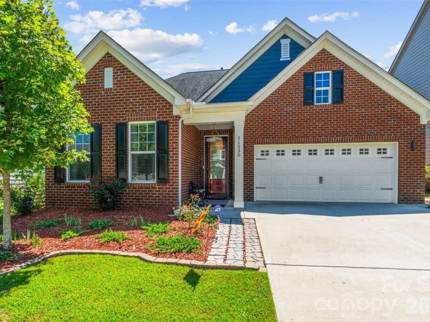 11230 Black Brant Lane, Charlotte, NC 28278.  MLS# CAR4418593, YatesRealty ID 47038. 