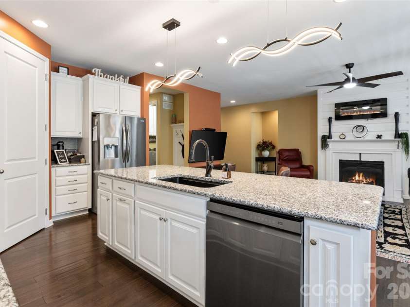11230 Black Brant Lane, Charlotte, NC 28278.  MLS# CAR4418593, YatesRealty ID 47038. 